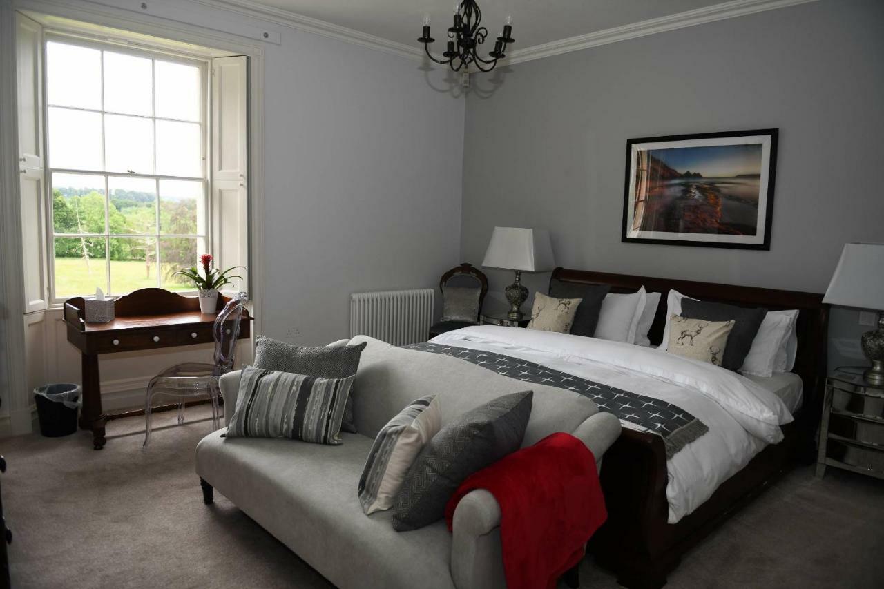 Llwynhelig Manor Bed & Breakfast Ландейло Екстериор снимка
